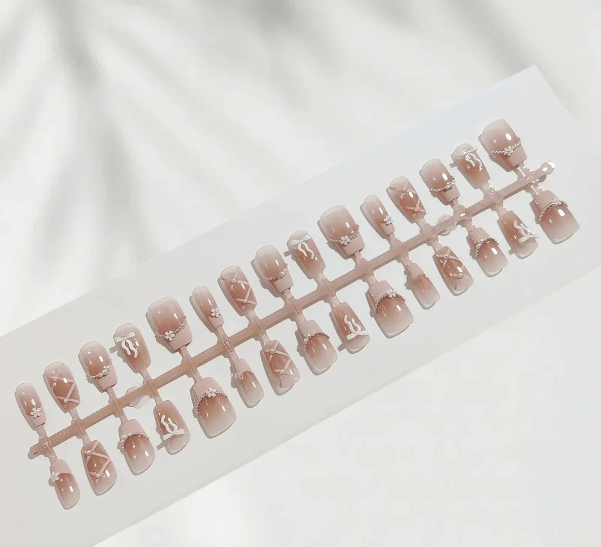 Unghie Finte Corte Quadrate con Punta Francese Rosa, Catena e Fiocco