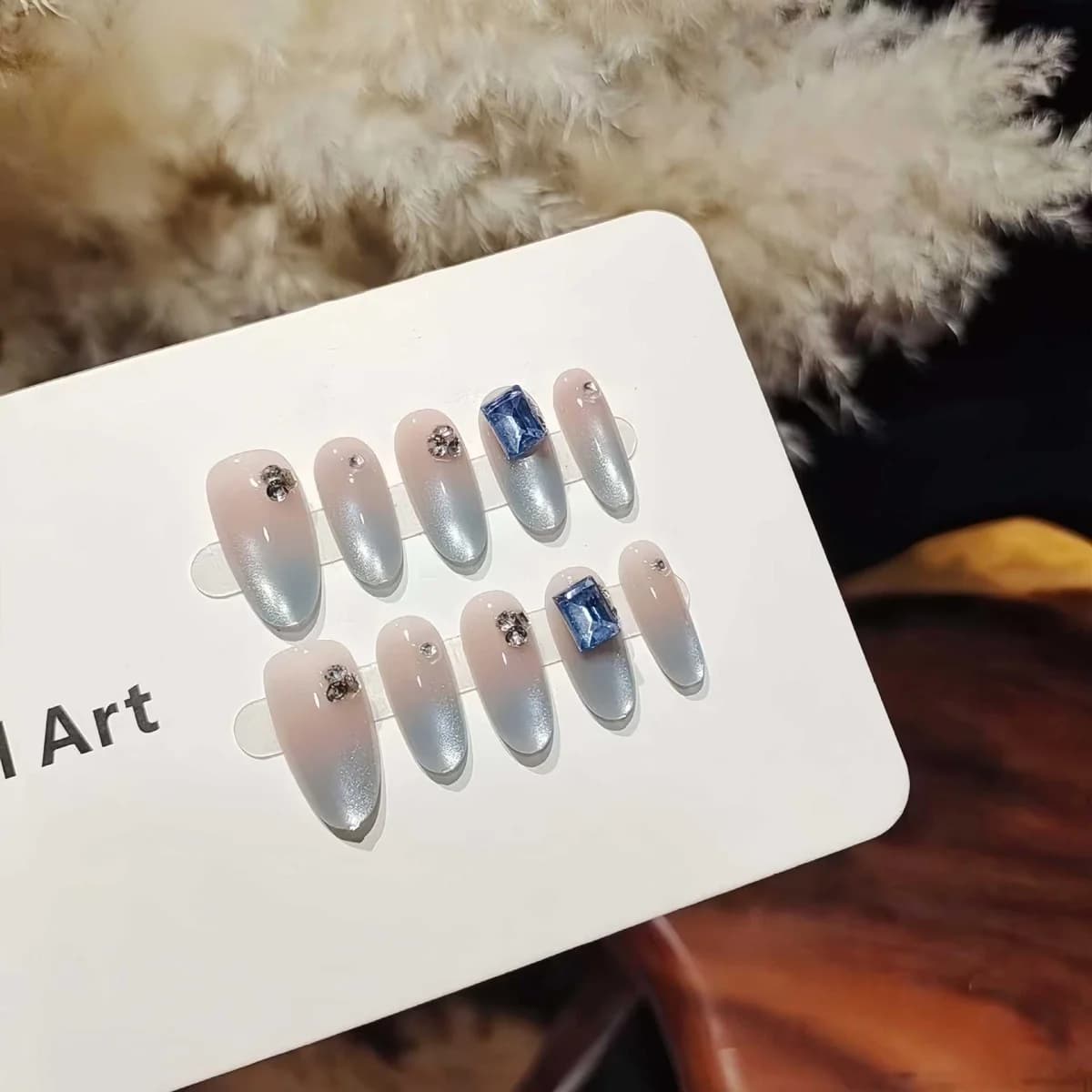 Unghie Finte Occhio di Gatto Blu Ghiaccio con Glitter Sfumato Ovali Medie