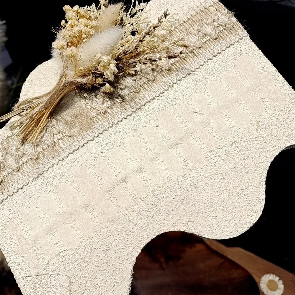 Unghie Finte Occhio di Gatto Floreali Cinabro con Perle di Vetro