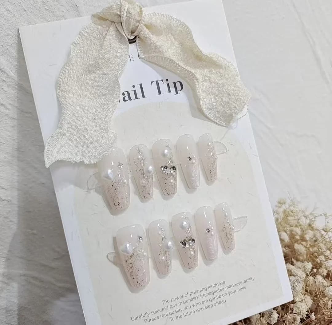 Unghie Finte con Perle e Strass, Forma Affusolata Media
