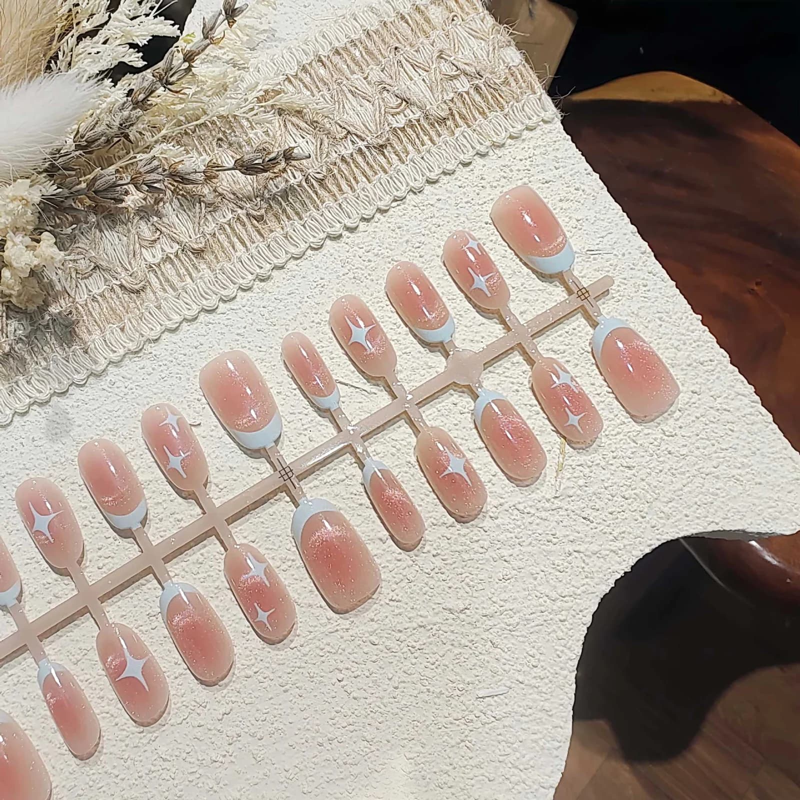 Unghie Finte Corte Ovali Occhio di Gatto Design Cielo Stellato Rosa
