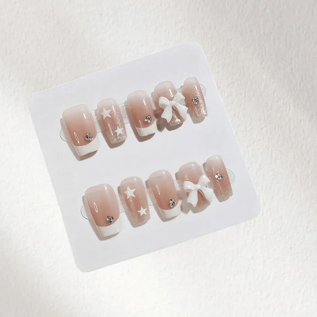 Unghie Finte French Tip con Strass e Fiocco, Forma Quadrata Corta