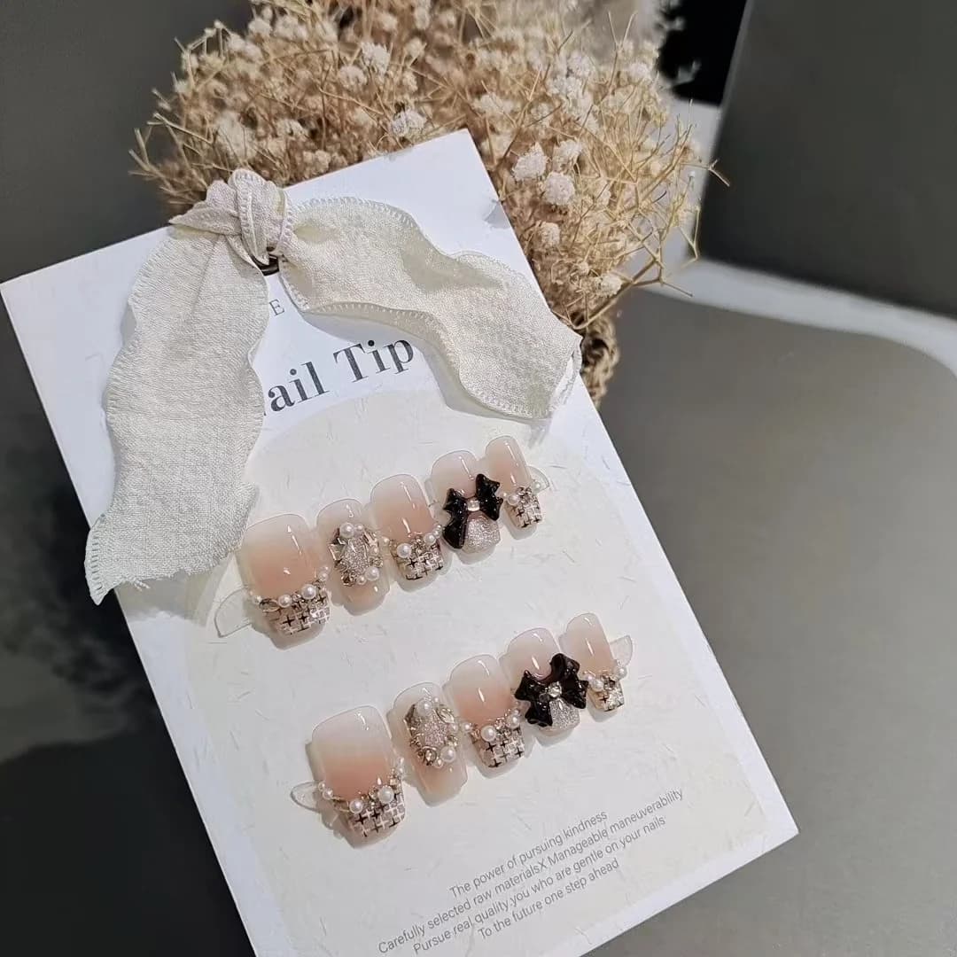 Unghie Finte Coffin Corte con Motivo Scozzese, Farfalla, Strass e Perle