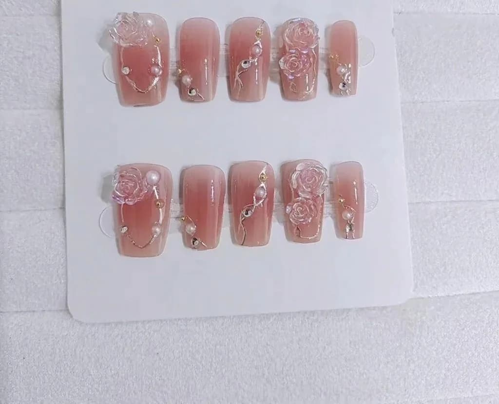 Unghie Finte Camelia Dorata Design Floreale Stile Dolce Set Manicure