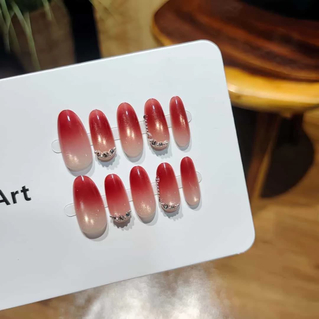 Unghie Finte Occhio di Gatto Rosse con Strass, Forma Ovale Media