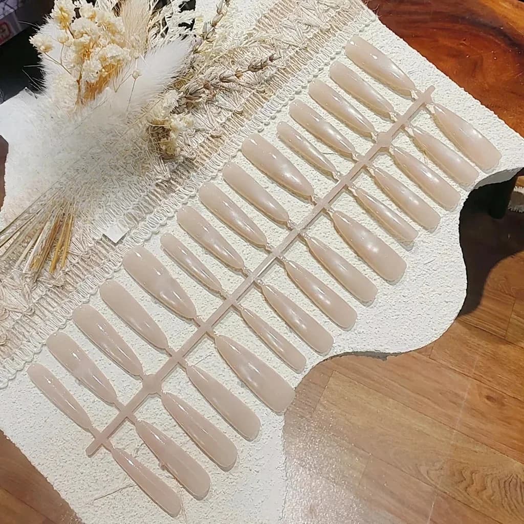 Unghie Finte Nude con Glitter Oro, Effetto Occhio di Gatto e Perle di Vetro