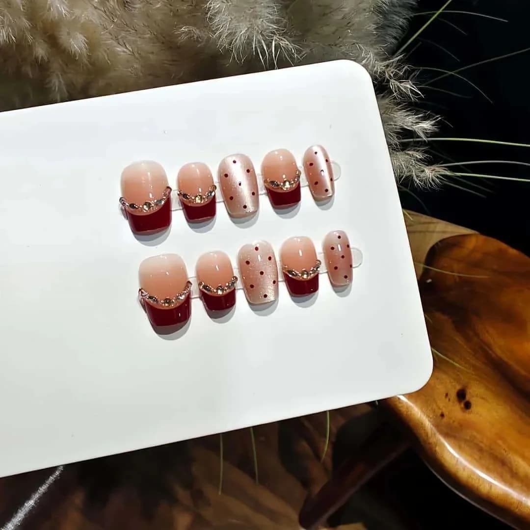 Unghie Finte Occhio di Gatto Rosso Brownie con Strass