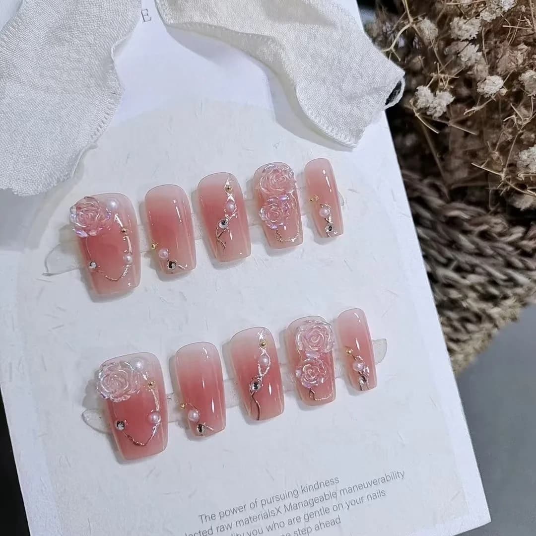 Set Manicure Stile Dolce con Unghie Finte Floreali Camelia Dorata