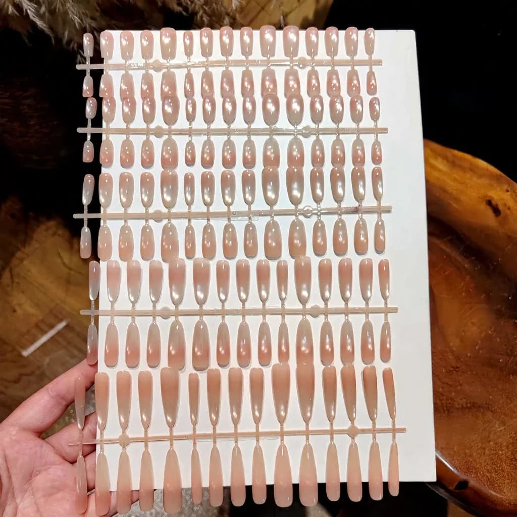 Unghie Finte Adesive con Effetto Occhio di Gatto e Perle di Vetro