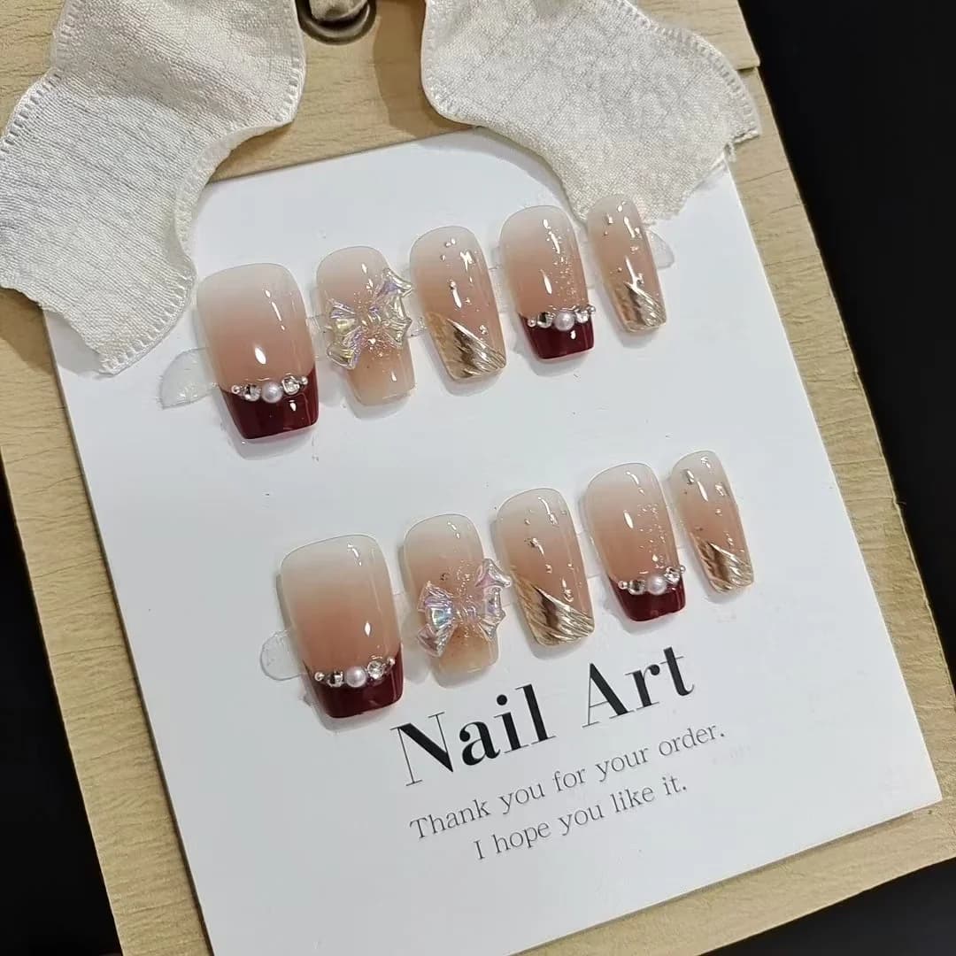 Unghie Finte Corte French Tip con Glitter Oro e Fiocco