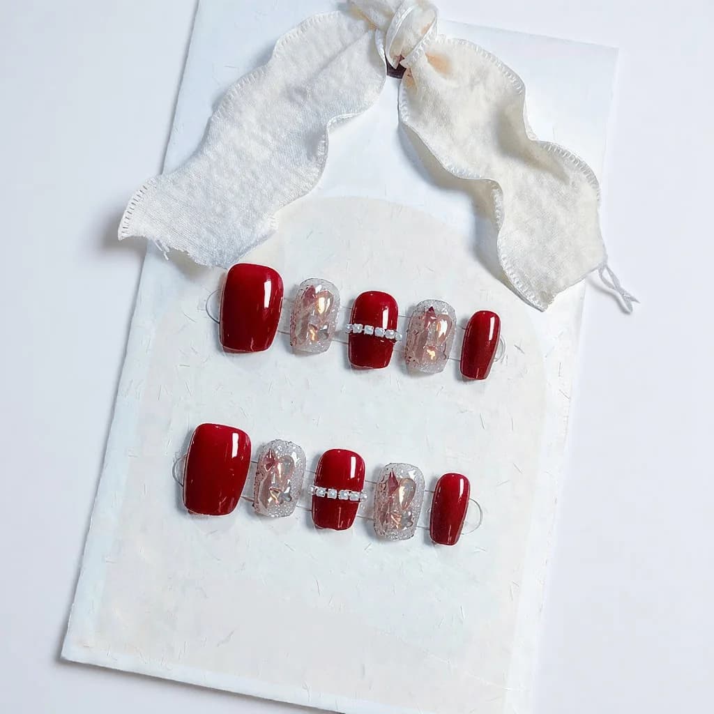 Unghie Finte Rosse Corte a Ballerina con Catena e Strass Aurora