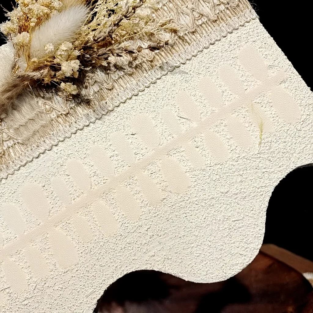 Unghie Finte Ovali Corte con Pois, Effetto Cat Eye e Perline di Vetro