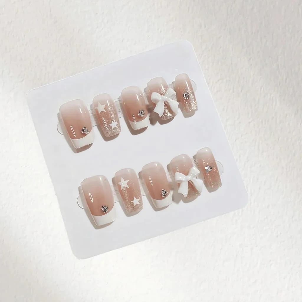 Unghie Finte French Tip con Strass e Fiocco, Forma Quadrata Corta