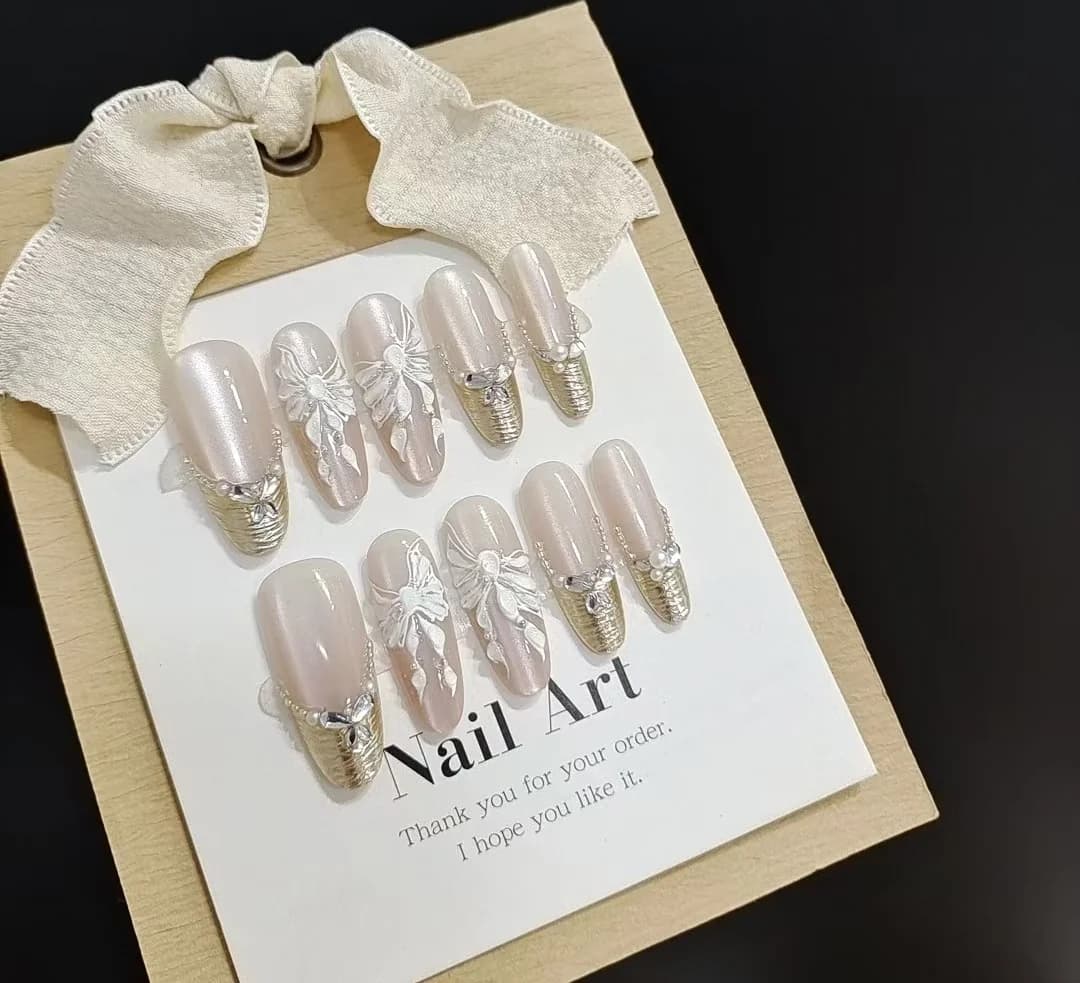 Unghie finte con farfalle e fiori 3D, forma lunga a stiletto