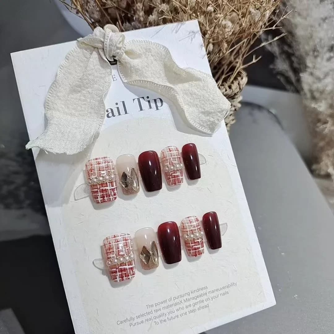 Unghie Finte Adesive Tweed Rosso con Perle Corte Quadrate 10 Pezzi