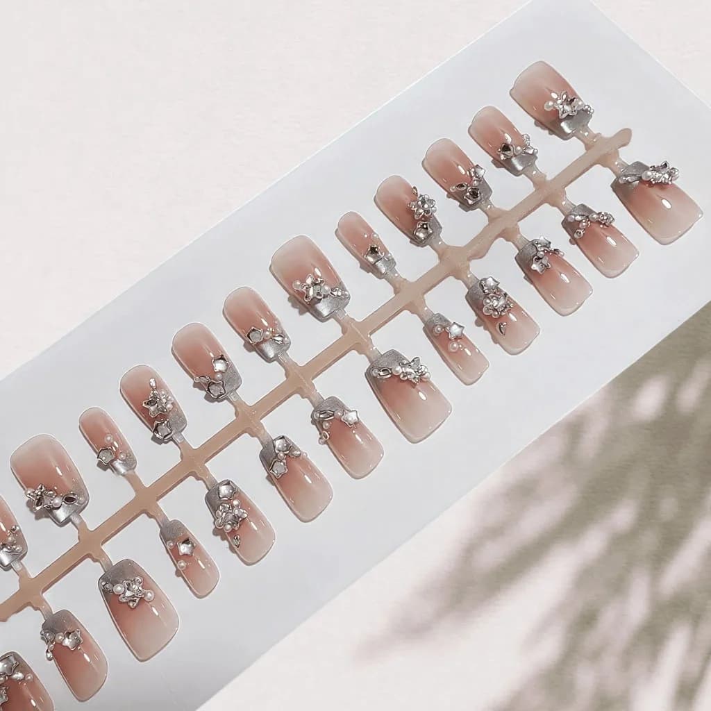 Unghie Finte French Tip con Rosa Blu, Perle e Strass