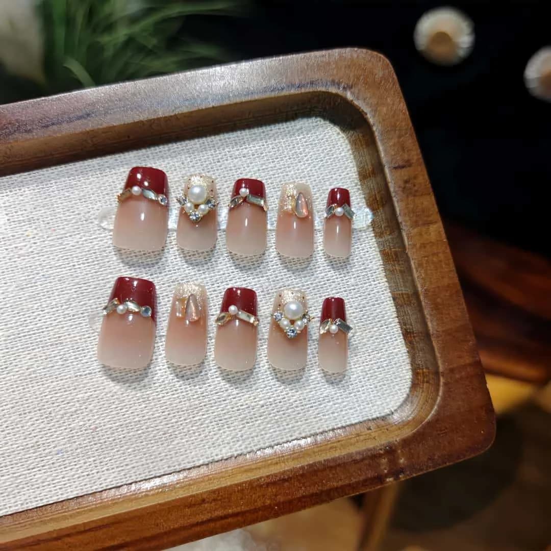 Unghie Finte Adesive Rosse con Perle, Punta Francese Glitter, Forma Corta a Barettina