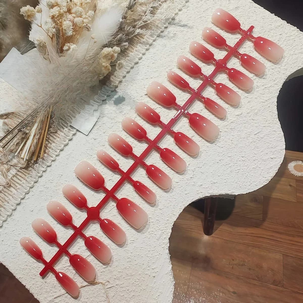 Unghie Finte Ovali con Sfumatura Rossa, Set da 30 Pezzi
