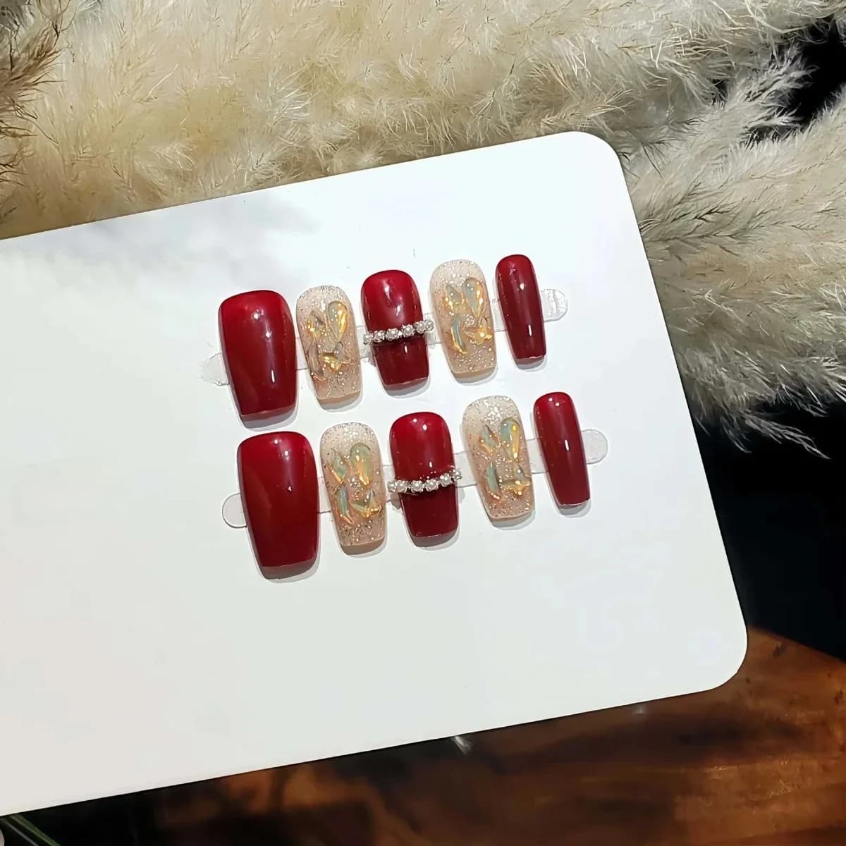 Unghie Finte Rosse Corte Quadrate con Strass Aurora