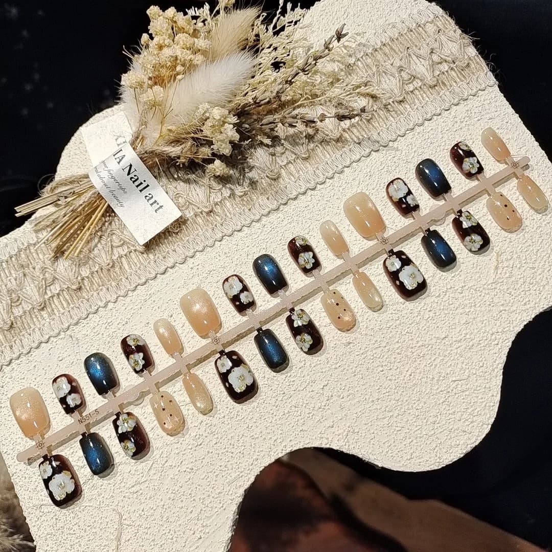 Unghie finte effetto occhio di gatto con perline di vetro, stile autunnale
