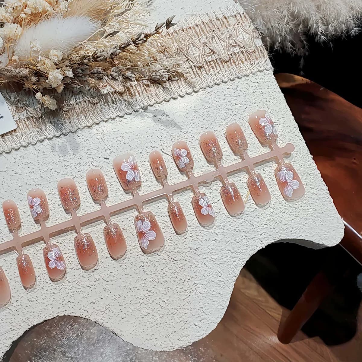 Unghie Finte Corte Ovali French con Glitter e Fiori