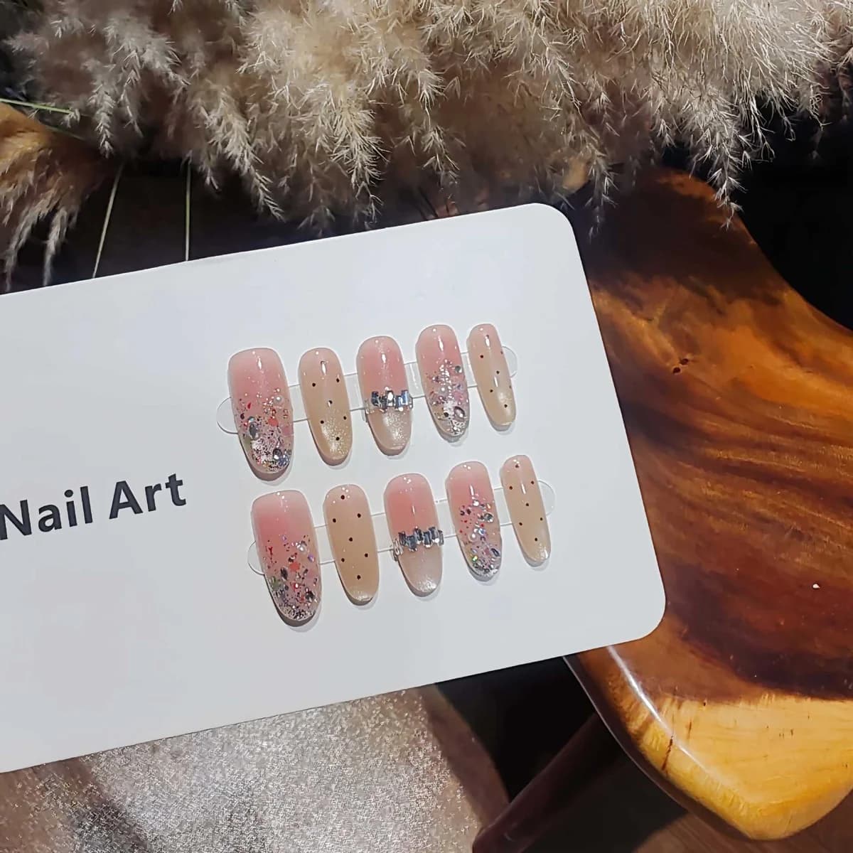 Unghie Finte Nude Argento Glitter Effetto Occhio di Gatto, Forma Ovale Media