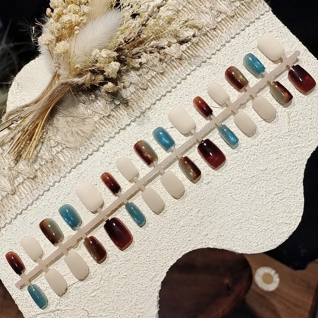 Unghie Finte Corte a Balera con Stampa Leopardata Occhio di Gatto e Glitter