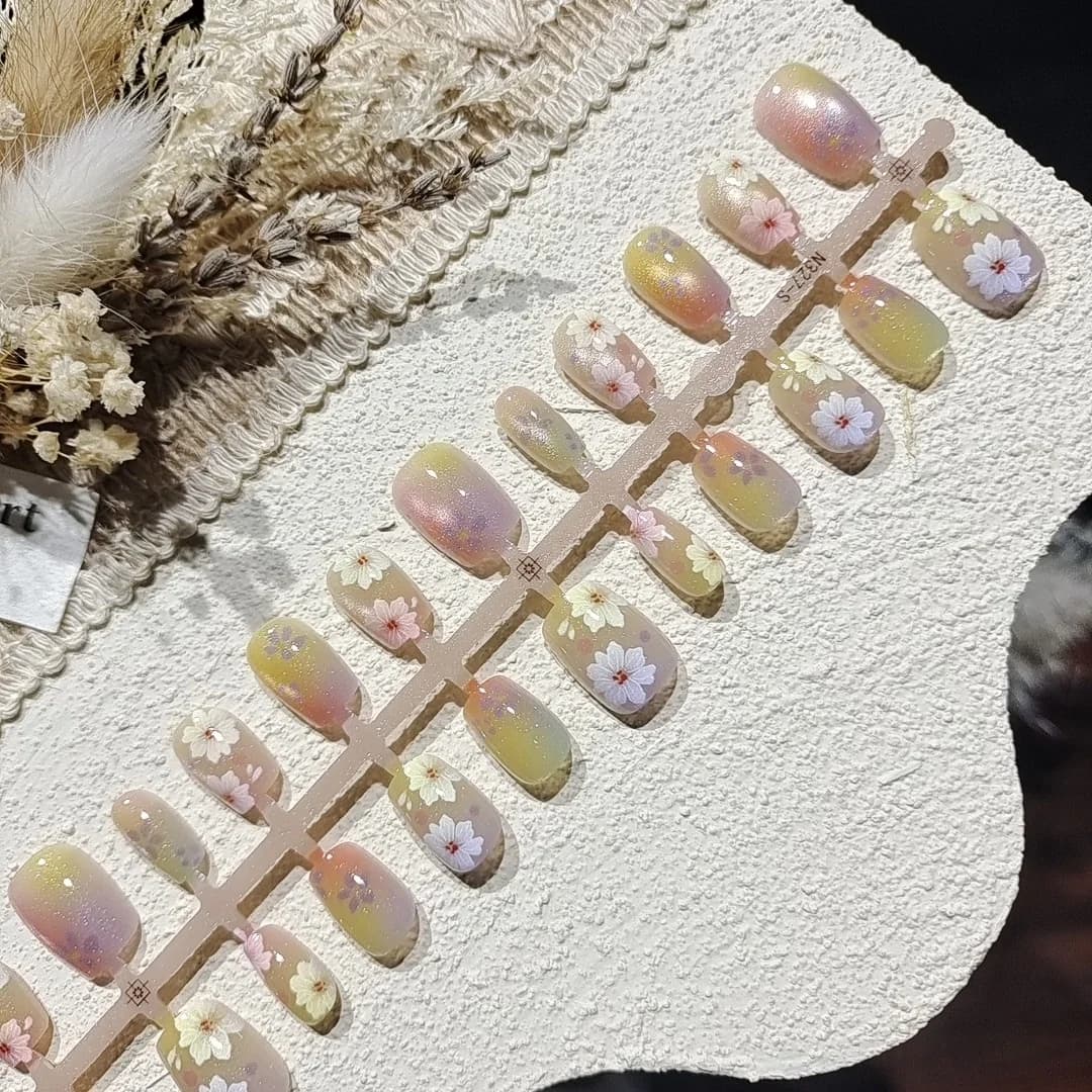 Unghie Finte Press-On Floreali con Effetto Occhio di Gatto, Forma Ballerina Corta