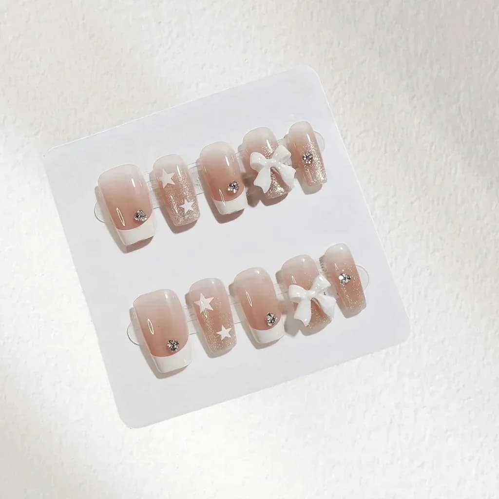 Unghie Finte French con Strass e Fiocco, Forma Quadrata Corta