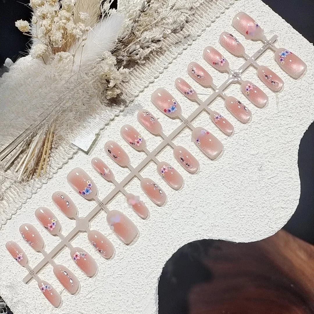 Unghie Finte Occhio di Gatto con Fiori di Ciliegio e Strass