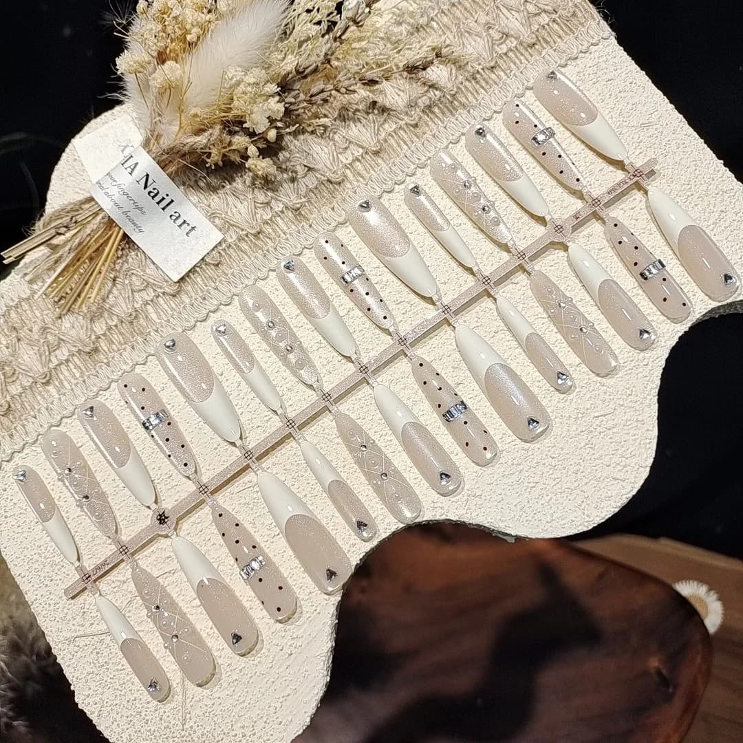 Unghie Finte Bianco Latte con Grandi Strass, Effetto Occhio di Gatto