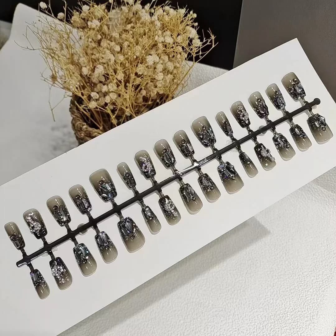 Unghie Finte Adesive Serpente Nero, Forma Coffin Corta, Design Glitter, 30 Pezzi