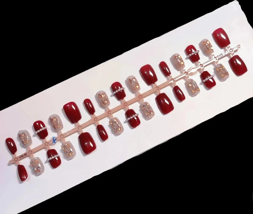 Unghie Finte Rosse Corte a Ballerina con Catena e Strass Aurora