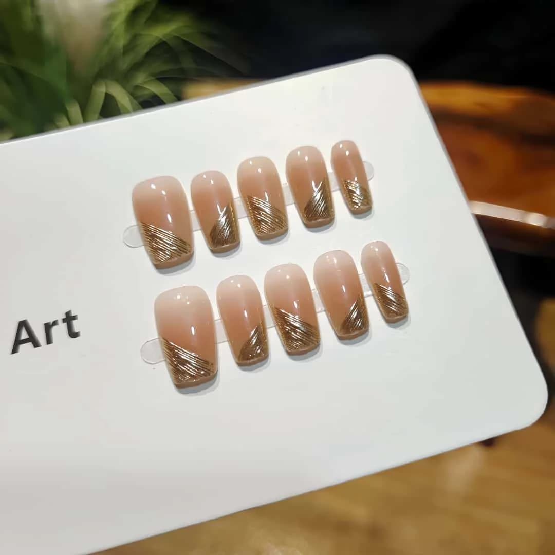 Unghie Finte French Tip Diagonale con Finitura Cromata a Specchio