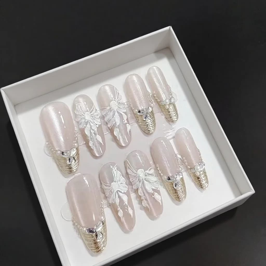 Unghie finte con farfalle e fiori 3D, forma lunga a stiletto