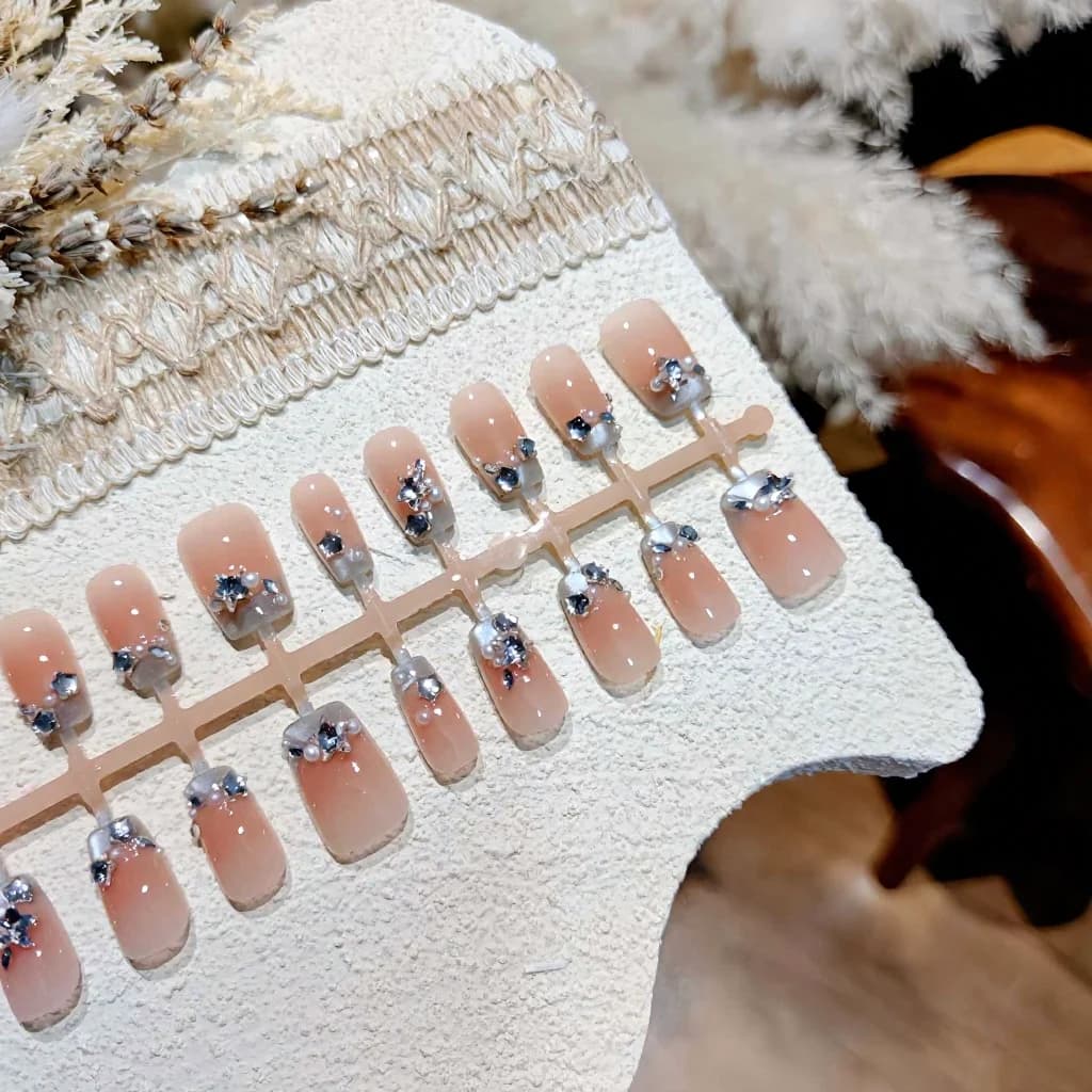 Unghie Finte Blue French Tip con Perle e Strass