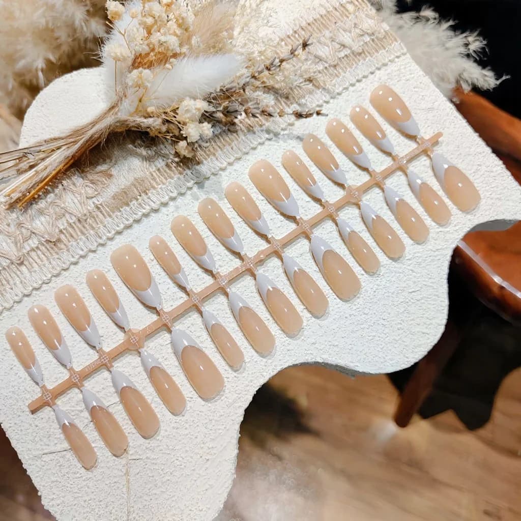 Unghie Finte French Tip Grigio e Bianco, Forma Mandorla Lunga