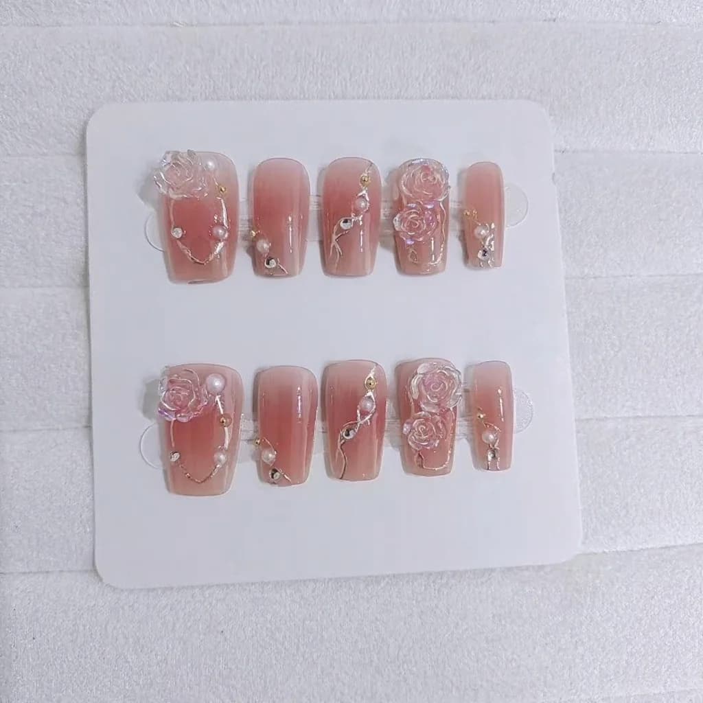 Set Manicure Stile Dolce con Unghie Finte Floreali Camelia Dorata