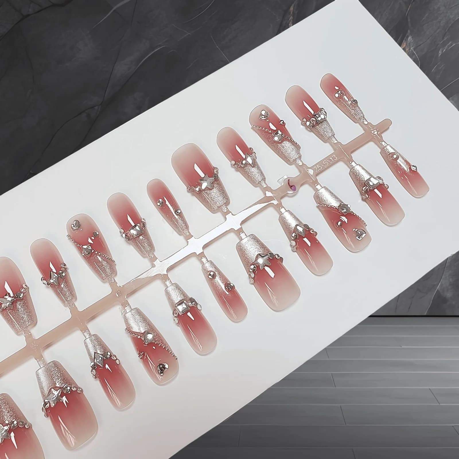 Unghie Finte con Design a Cuore, Finitura Glitter, Forma Coffin Media