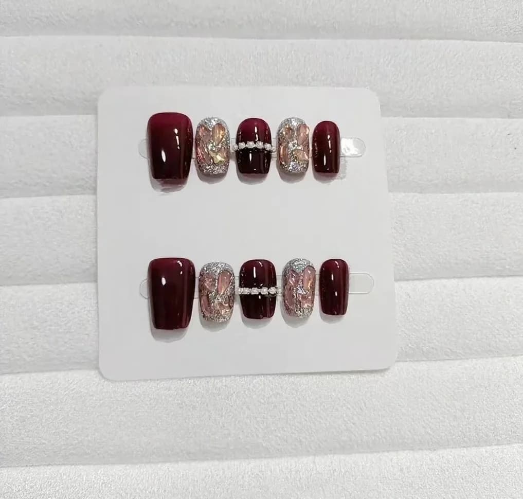Unghie Finte Cielo Stellato Rosso con Strass a Catena, Forma Coffin Corta