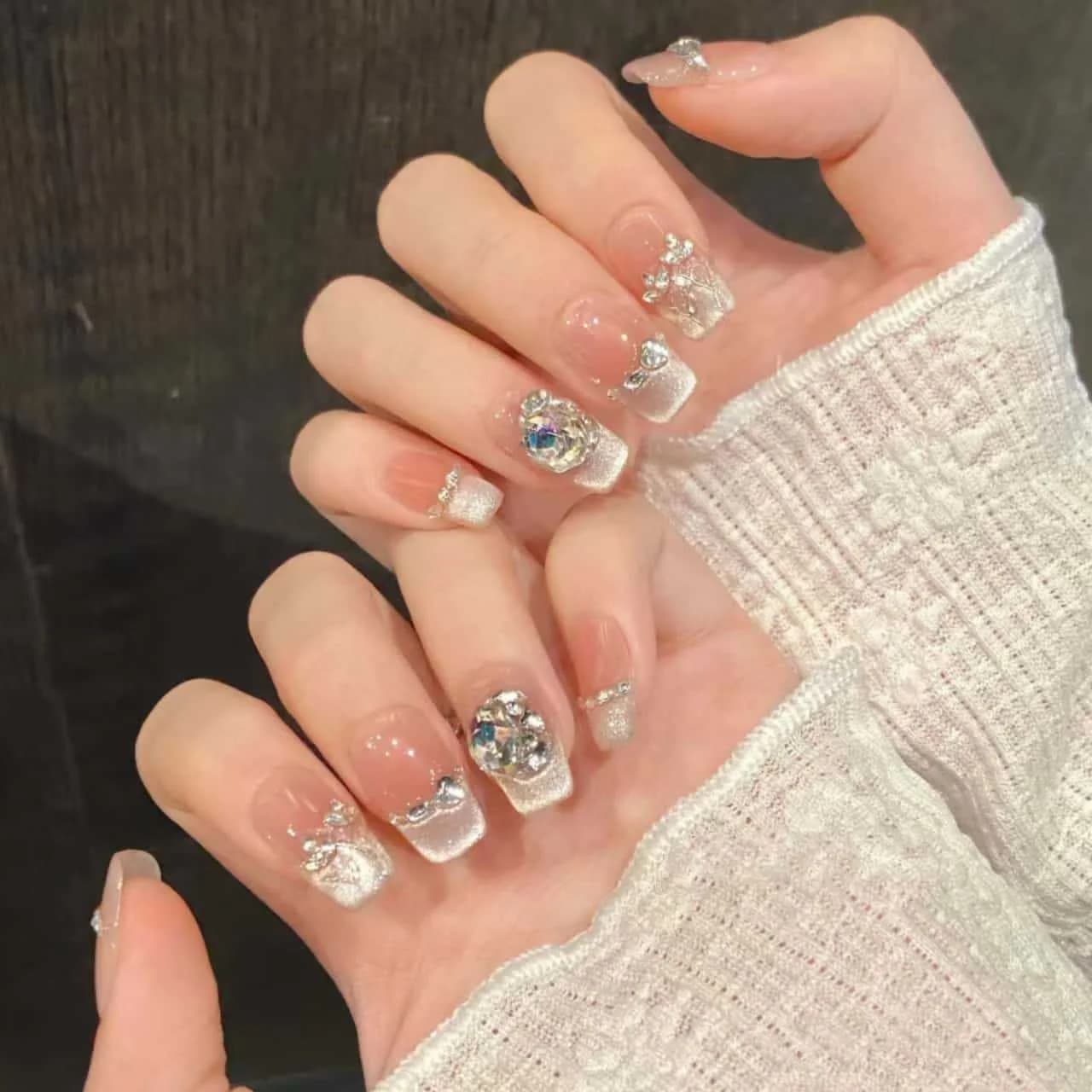Unghie Finte Floreali Rosa con Glitter Forma Coffin Corta e Strass