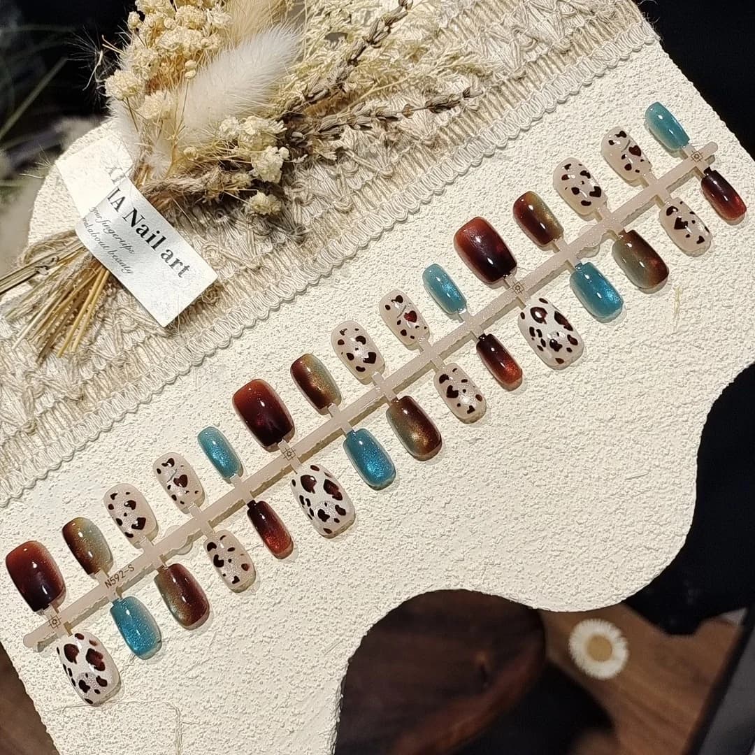 Unghie Finte Corte a Balera con Stampa Leopardata Occhio di Gatto e Glitter