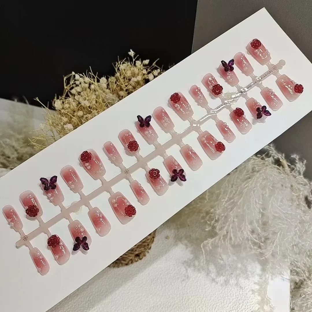 Unghie Finte Corte a Bara Design Floreale Farfalla Sfumatura Prugna e Rosato 30 Pezzi