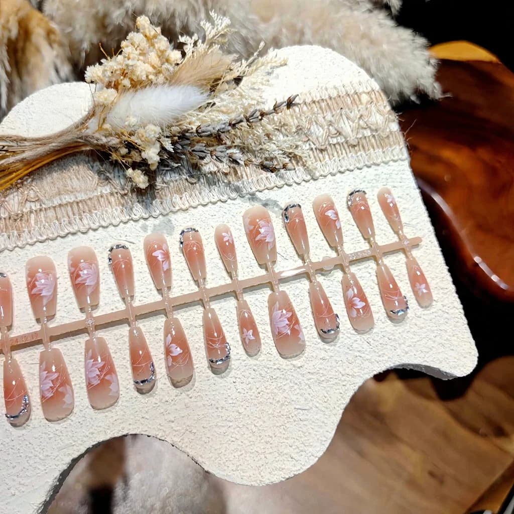 Unghie Finte Floreali con Strass, Lunghe con Sfumatura Blush