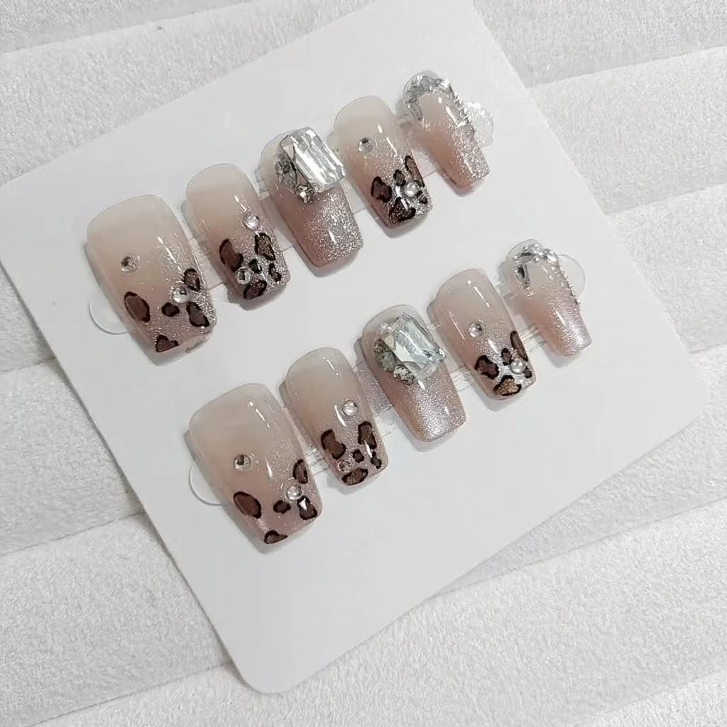 Unghie Finte Stampa Leopardo con Strass Forma Coffin Corta