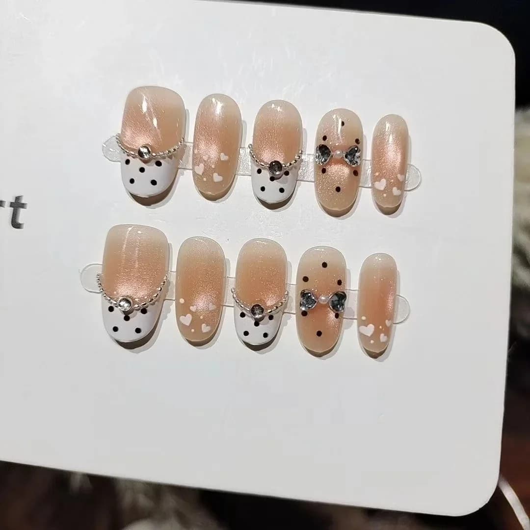 Unghie Finte Corte Ovali con Perle, Pois ed Effetto Occhio di Gatto