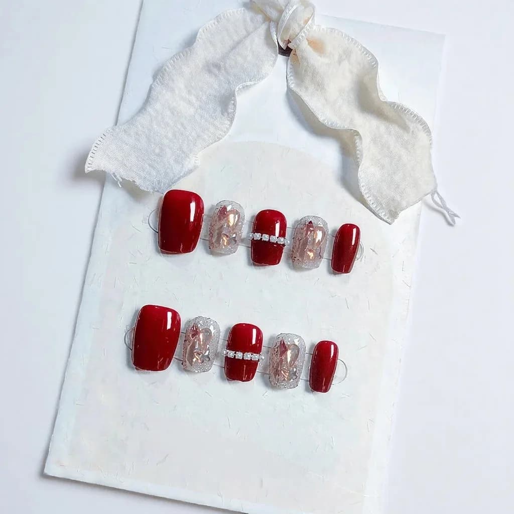 Unghie Finte Rosse con Catena e Strass Aurora, Forma Ballerina Corta