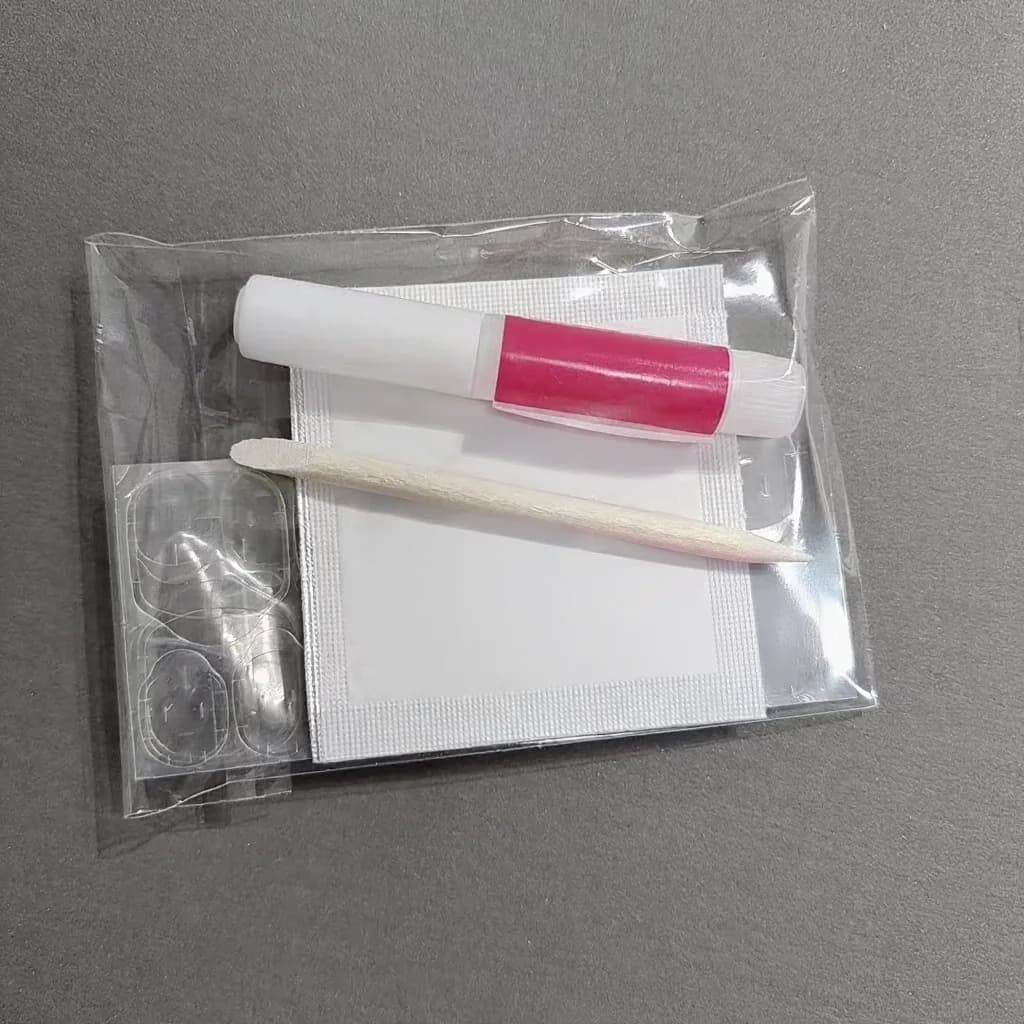 Kit strumenti per unghie finte con adesivi, lima e rimuovi-smalto