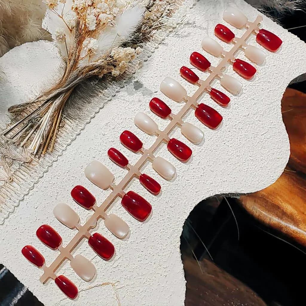 Unghie Finte Rosse Occhio di Gatto con Perle di Vetro e Design Glitterato
