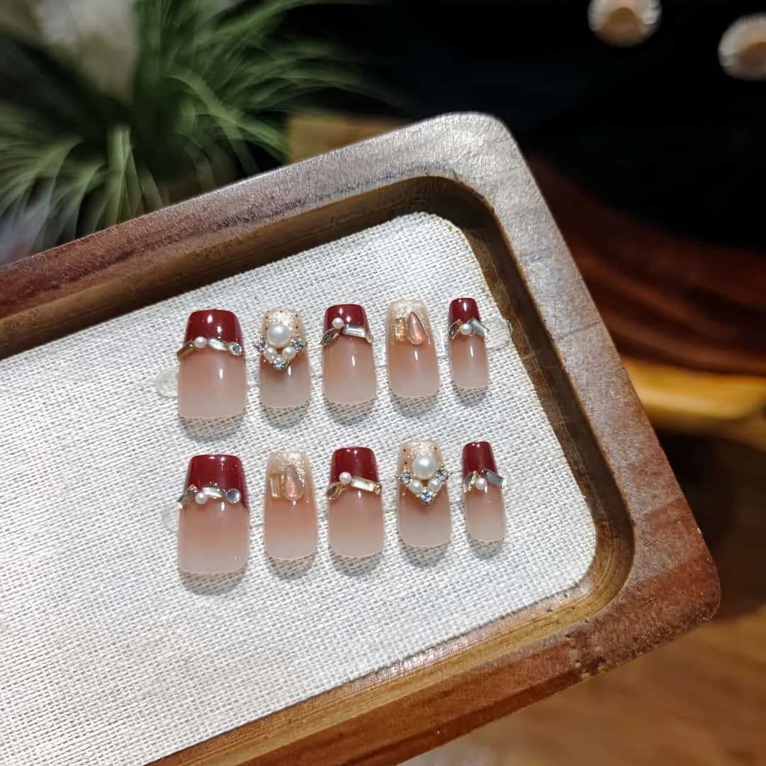 Unghie Finte Rosse Perla Punta Francese Glitter Corte a Bara